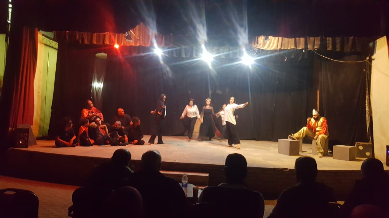 من العروض المسرحية
