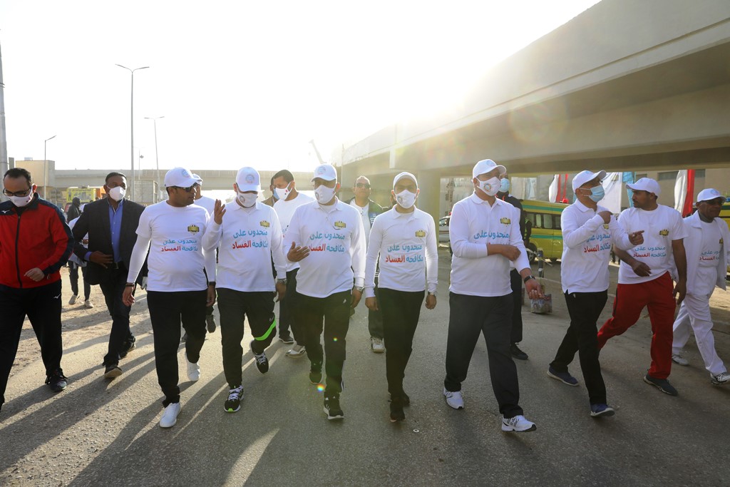 محافظ سوهاج ونائبه ورئيس هيئة الرقابة الإدارية ورئيس جامعة سوهاج يشاركون في ماراثون للجري والدراجات 