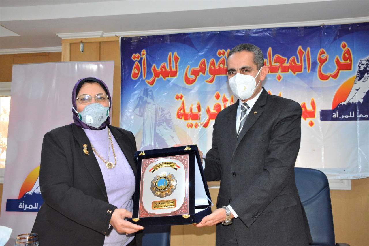 محافظ الغربية يزور القومي للمرأة ويكرم 39 قيادة نسائية بالغربية-صور