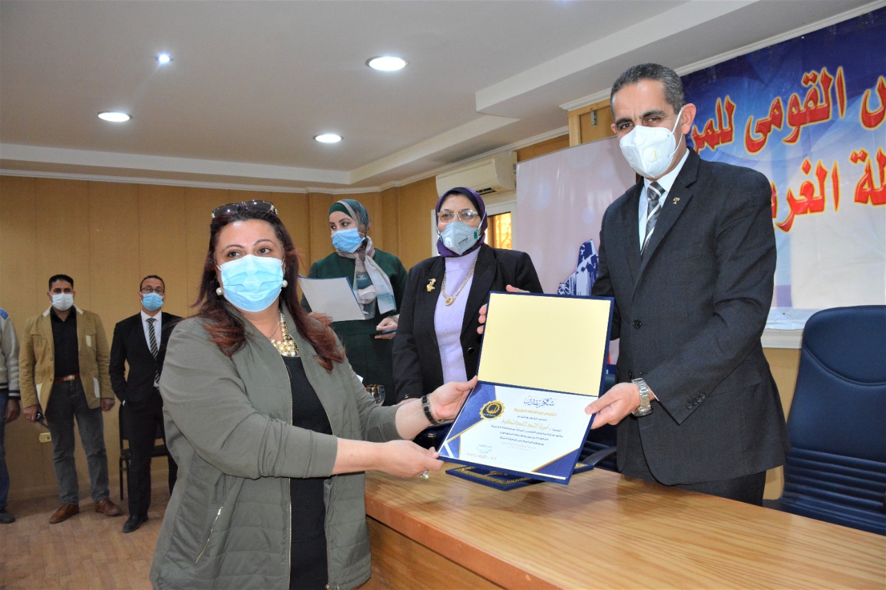 محافظ الغربية يزور القومي للمرأة ويكرم 39 قيادة نسائية بالغربية-صور