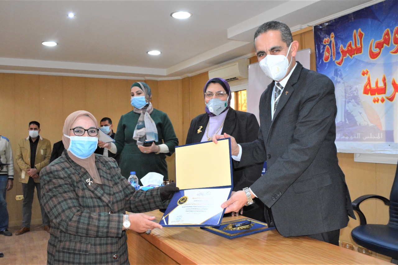 محافظ الغربية يزور القومي للمرأة ويكرم 39 قيادة نسائية بالغربية-صور