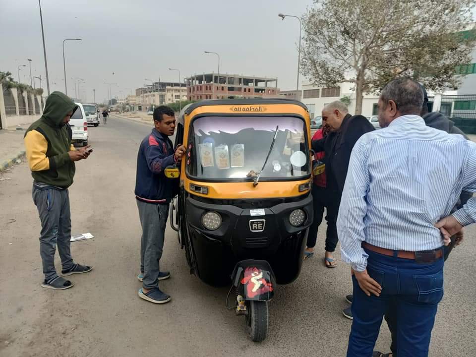 120 محضرا و471 ازالة وضبط 5 تكاتك فى حملة مكبرة بالعبور..بالفيديو