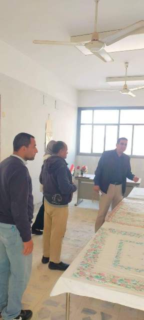 رؤساء المراكز بالمنيا يتابعون تركيب ممرات آمنة للمقرات الانتخابية