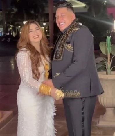 حكاية صورة لـ حمو بيكا وزوجته فى 