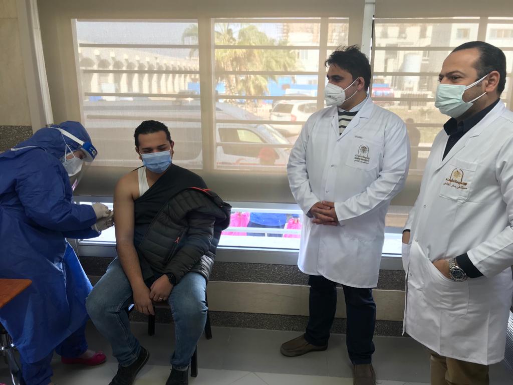 جامعة حلوان: استمرار حملة تطعيم الفرق الطبية بمستشفى بدر الجامعي فى مواجهة فيروس كورونا