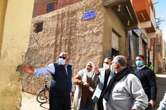 محافظ الوادى الجديد يوجه بإزالة درب السندادية القديمة.. بالصور