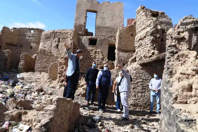 محافظ الوادى الجديد يوجه بإزالة درب السندادية القديمة.. بالصور
