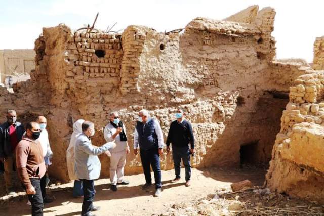 محافظ الوادى الجديد يوجه بإزالة درب السندادية القديمة.. بالصور