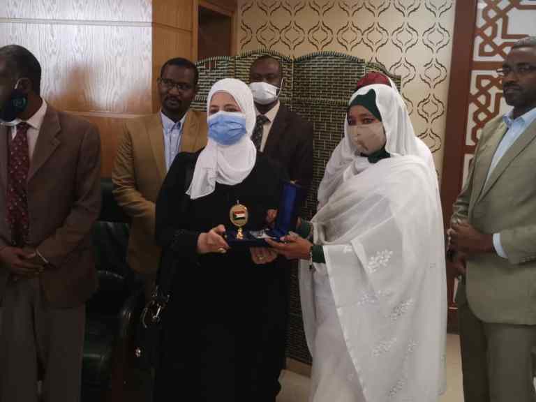 وزير الشئون الدينية والأوقاف السوداني يكرم وفد أئمة وواعظات الأوقاف المصرية 