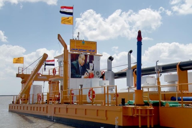 استمرار أعمال تطهير وتعميق بحيرة البرلس