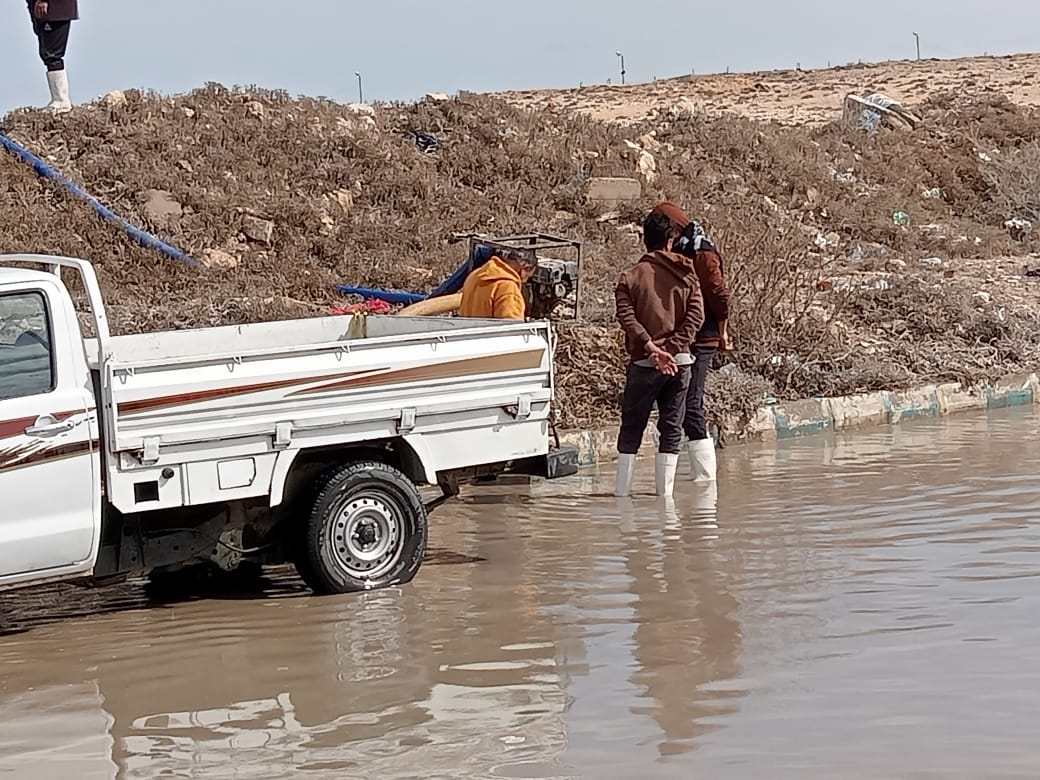 رئيس مدينة مرسي مطروح يتابع رفع تجمعات مياه الامطار