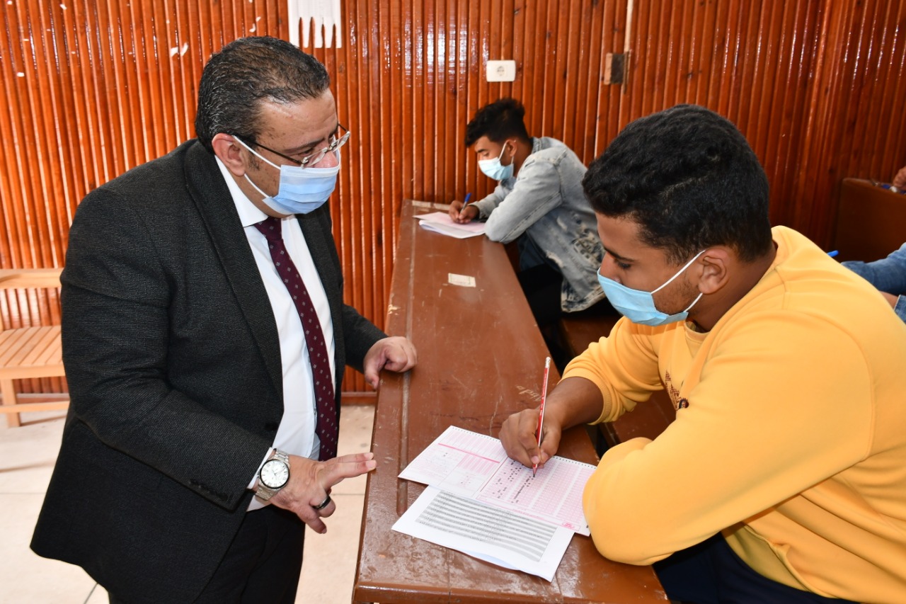 د. أحمد زكى رئيس جامعة قناة السويس يتفقد اللجان