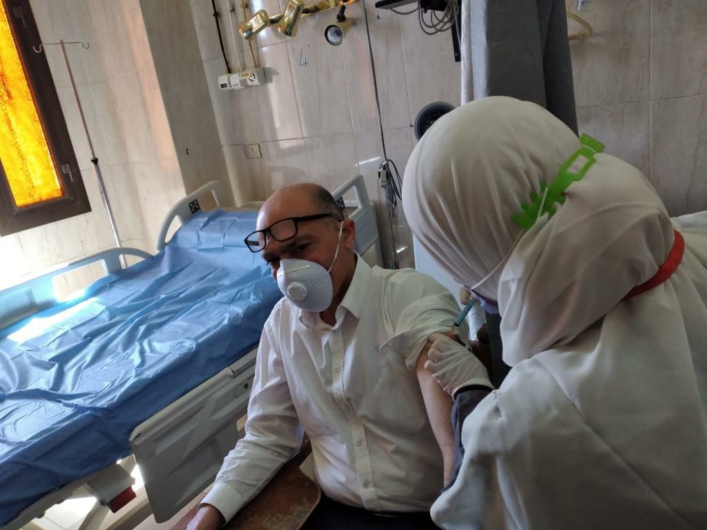بدء تطعيم الأطقم الطبية بمستشفيات المنيا الجامعية