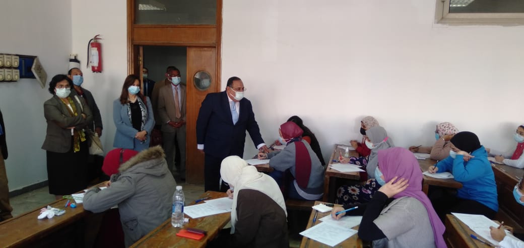 رئيس جامعة حلوان يواصل تفقد لجان امتحانات الفصل الدراسي الأول ٢٠٢٠ /٢٠٢١