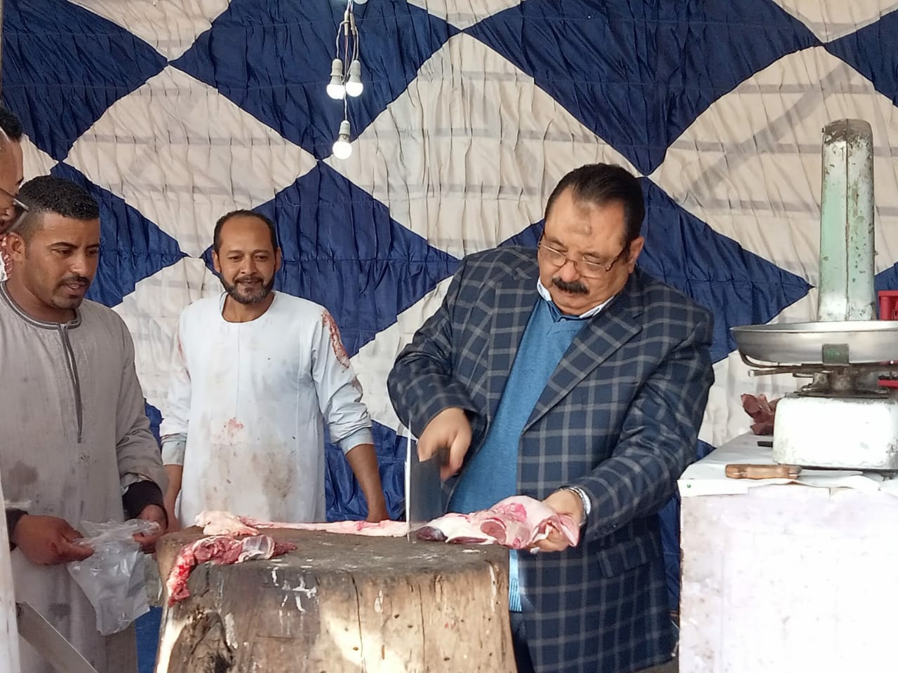 رئيس مدينة سفاجا يقطع ويزن اللحوم للمواطنين فى منفذ مبادرة معاً ضد الغلاء