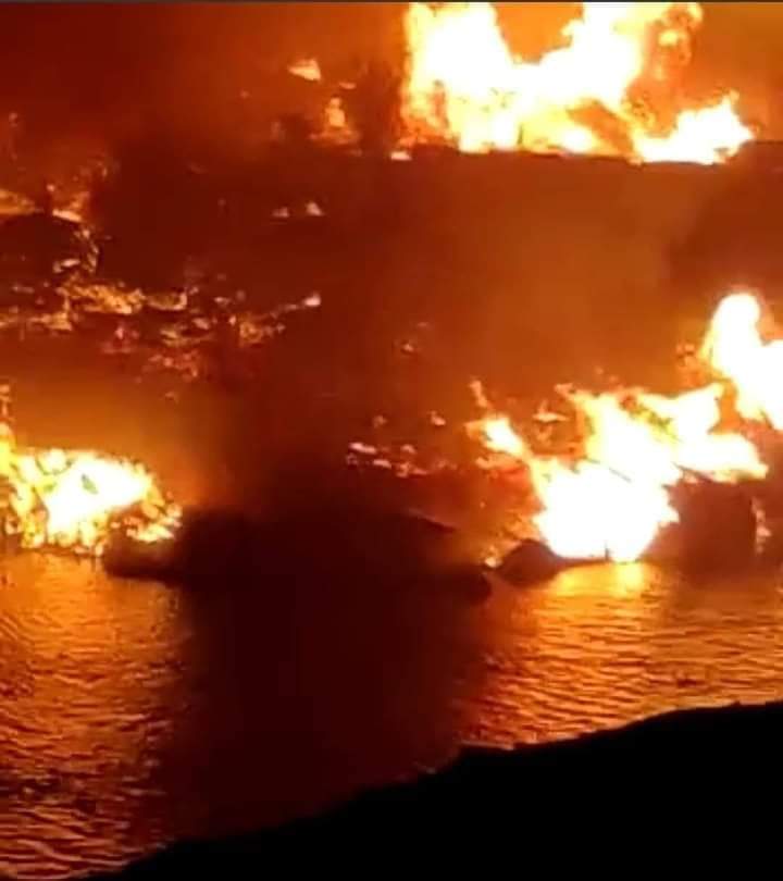 محافظ أسوان يتابع جهود أخماد حريق في محمية سالوجا وغزال الطبيعية.. والدفع بلنشات وسيارات الإطفاء
