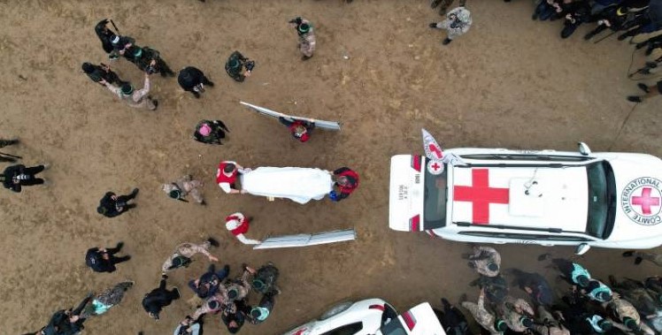 صورة من عملية تسليم الجثث الرهائن 