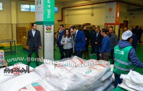 وزيرة التنمية المحلية خلالزيارتها بنك الطعام المصري