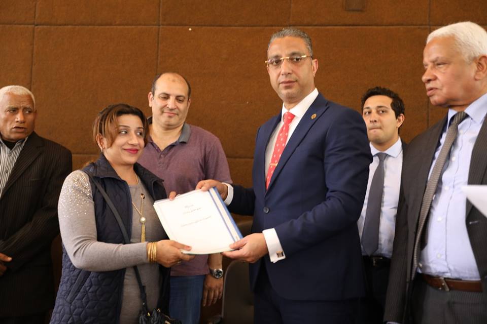 محافظ سوهاج يلتقي المستثمرين في حوار مفتوح ويسلم 5 عقود تمليك مصانع..صور