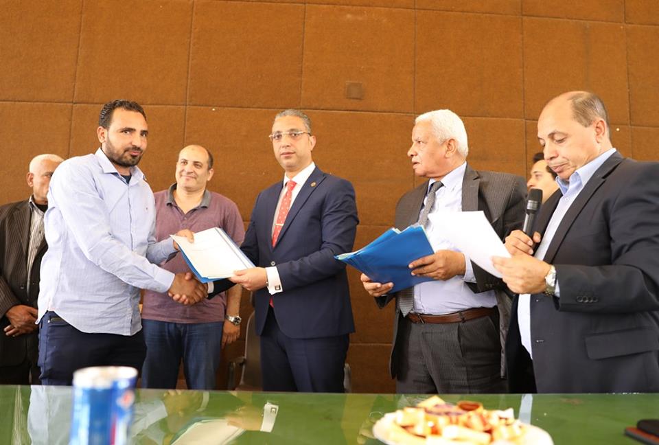 محافظ سوهاج يلتقي المستثمرين في حوار مفتوح ويسلم 5 عقود تمليك مصانع..صور