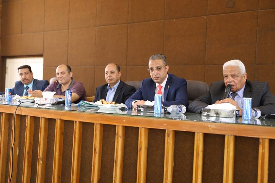 محافظ سوهاج يلتقي المستثمرين في حوار مفتوح ويسلم 5 عقود تمليك مصانع..صور