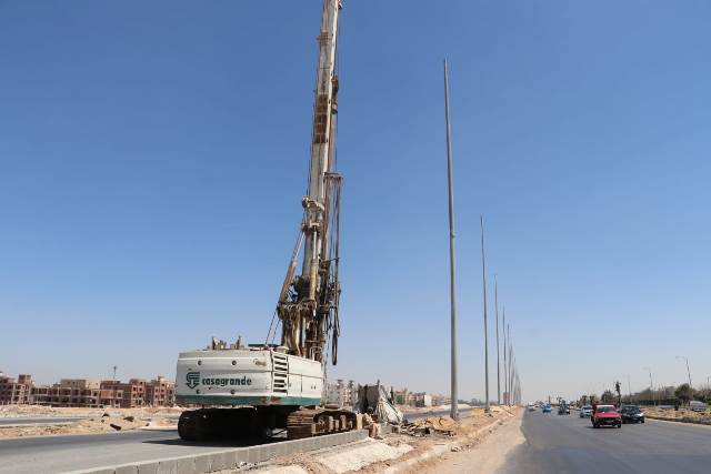 جهاز 6 أكتوبر يبدأ تركيب أحدث أنظمة الكهرباء الموفرة بالعالم فى المدينة.. بالصور والأرقام