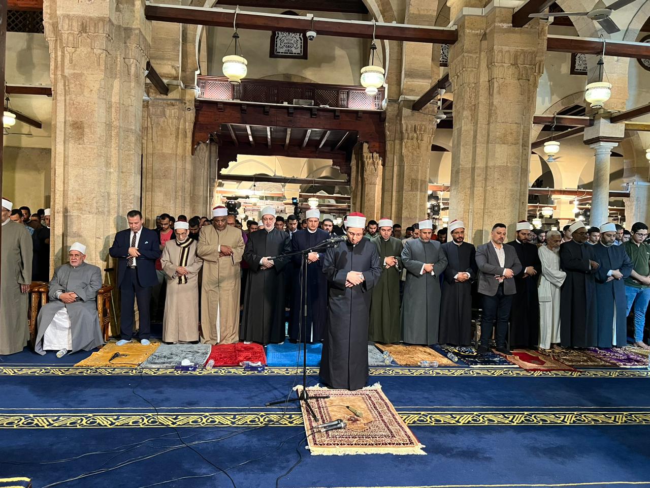 العشاء و التراويح تشهدان إقبالا كبيرا من المصلين بالجامع الأزهر