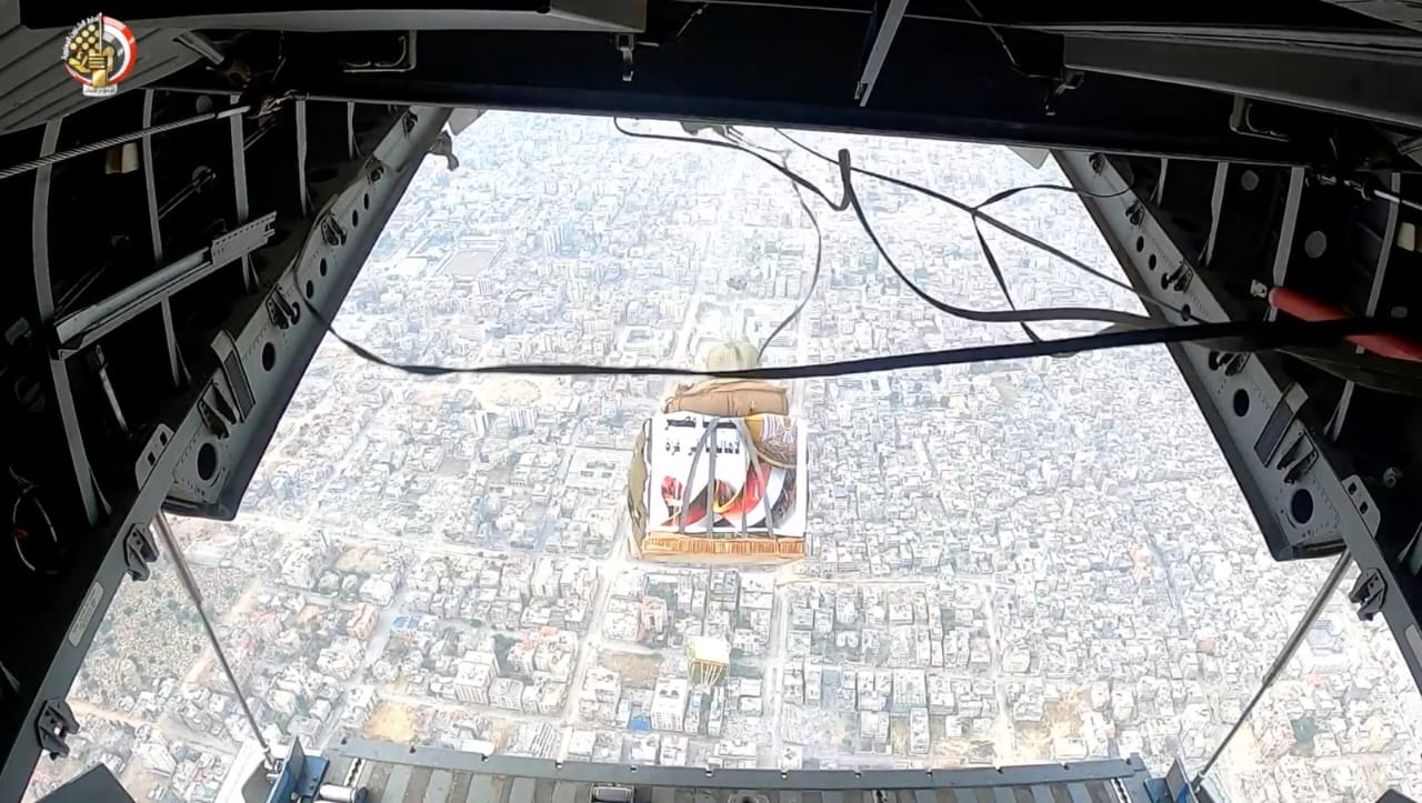 القوات الجوية تواصل أعمال الإسقاط الجوى للمساعدات الإنسانية على ش