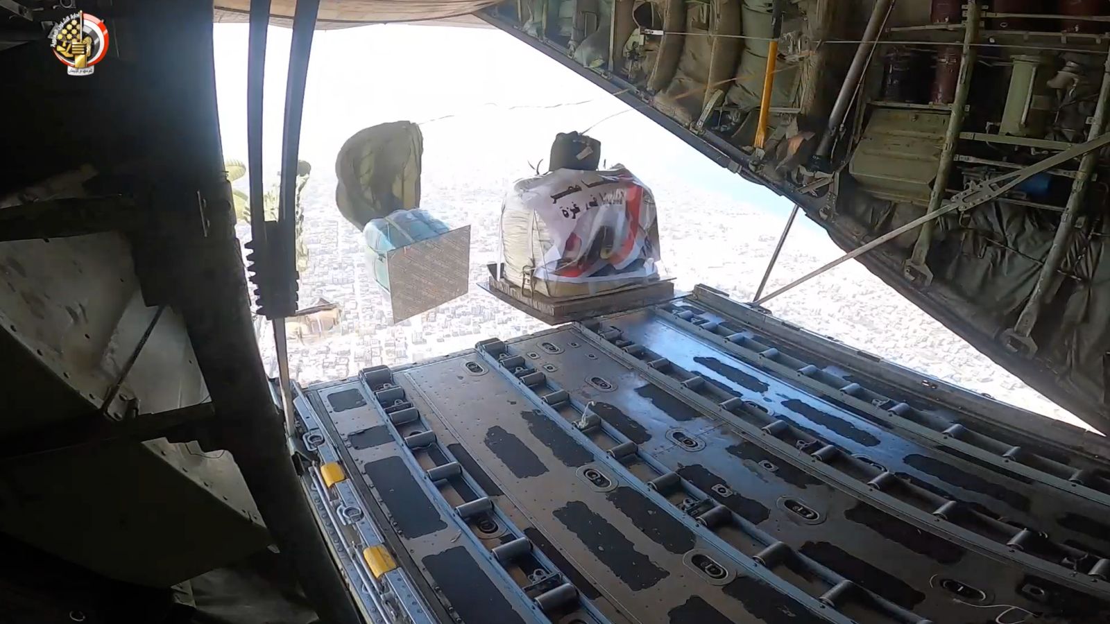 القوات الجوية تواصل أعمال الإسقاط الجوى للمساعدات الإنسانية على ش