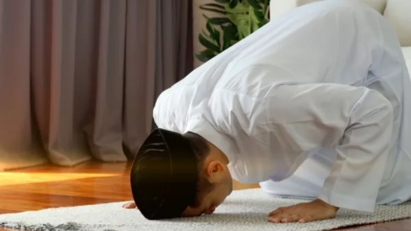 أنام عن صلاة الفجر..فهل يصح تأديتها بعد شروق الشمس؟ 