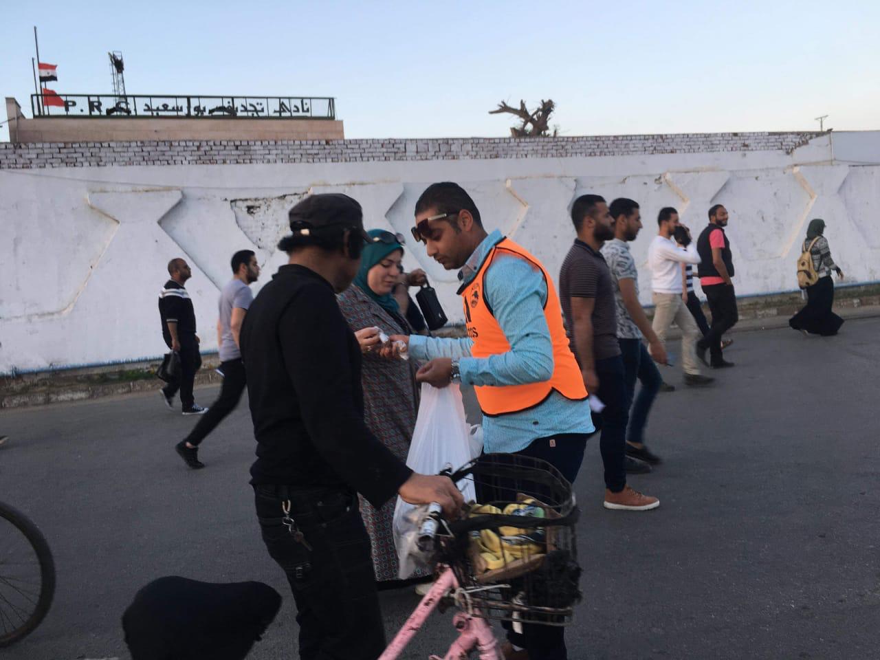 امانه المواطنة بحزب مستقبل وطن توزع العصائر على الصائمين ببورسعيد.. صور