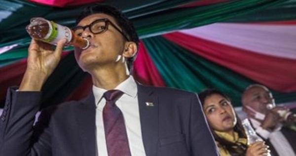 رئيس مدغشقر يشرب من الدواء العشبى