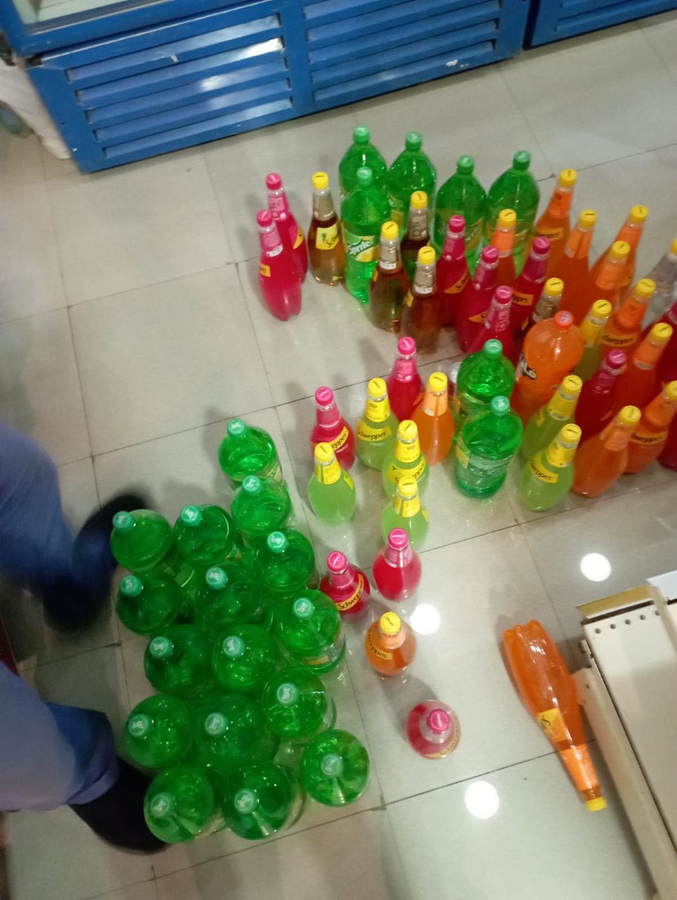 ضبط  193 زجاجة مياه غازيه و123عبوة زيوت ومستحضرات تجميل منتهية الصلاحية بشرم الشيخ