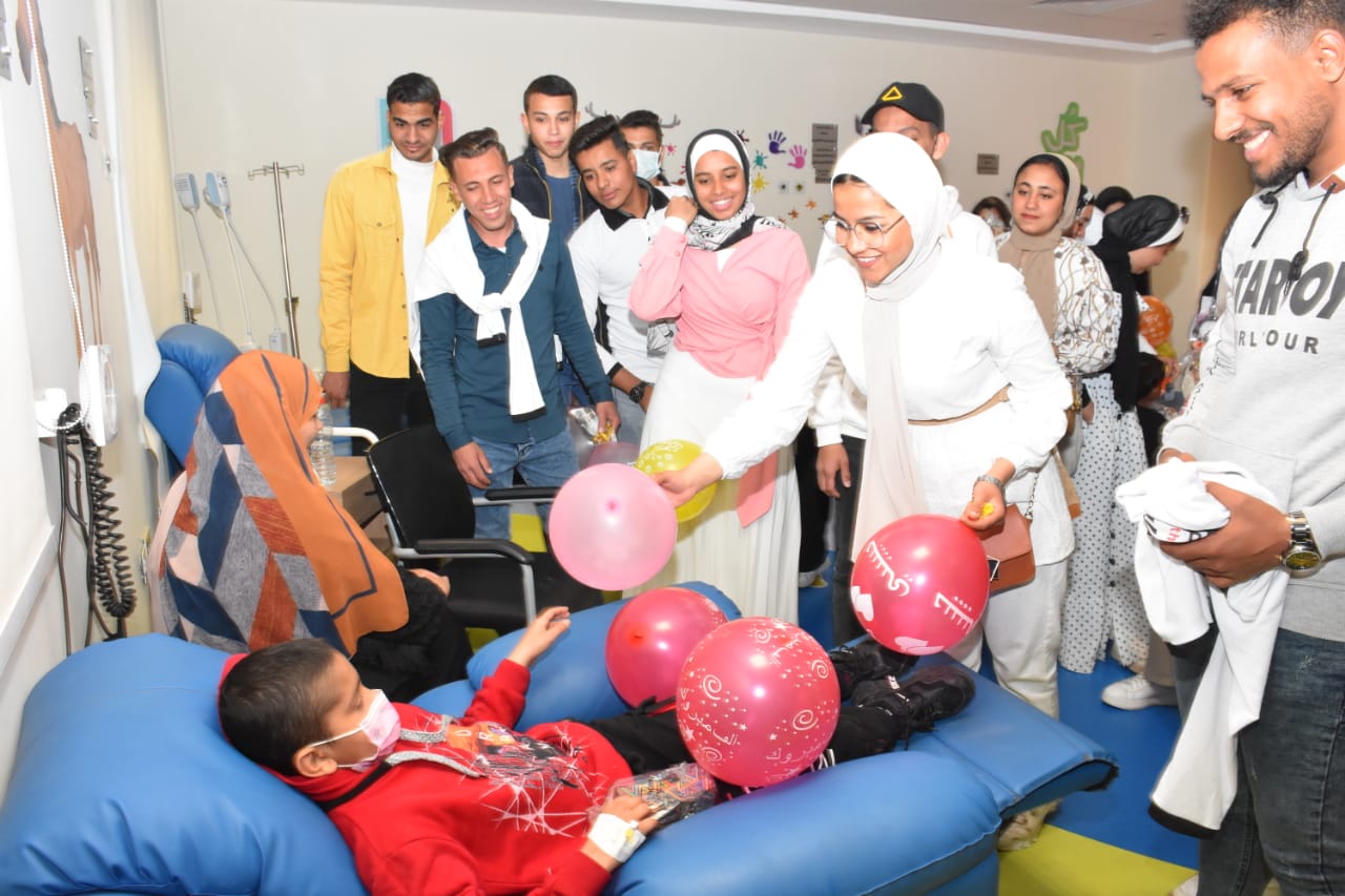 حلال زيارة لطلبة كليات بجامعة جنوب الوادي لمستشفى شفاء الأورمان لعلاج سرطان الأطفال بالأقصر 