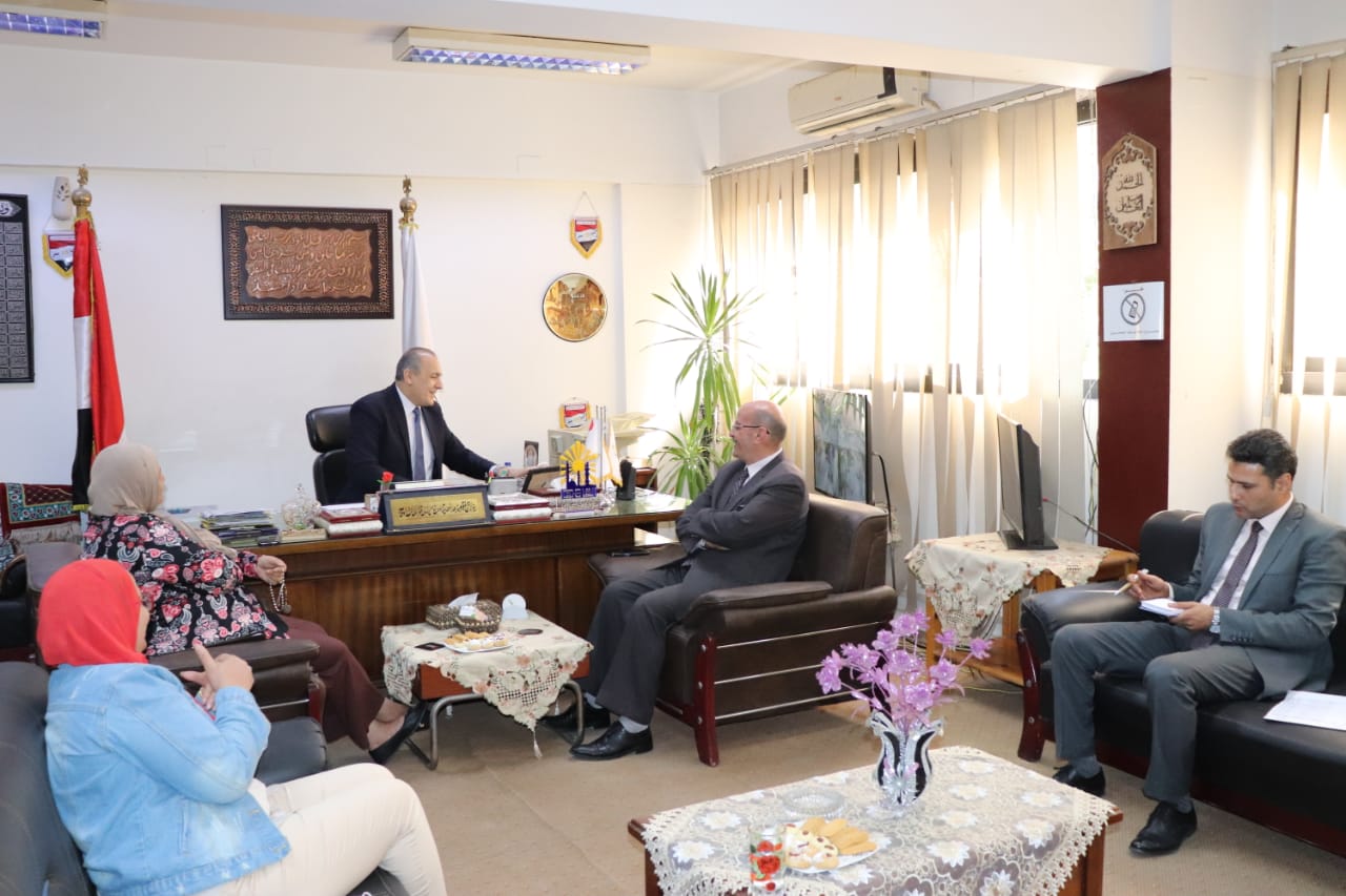 مدير تعليم القاهرة يجتمع بقيادات الإدارات عبر الفيديو كونفرانس..صور