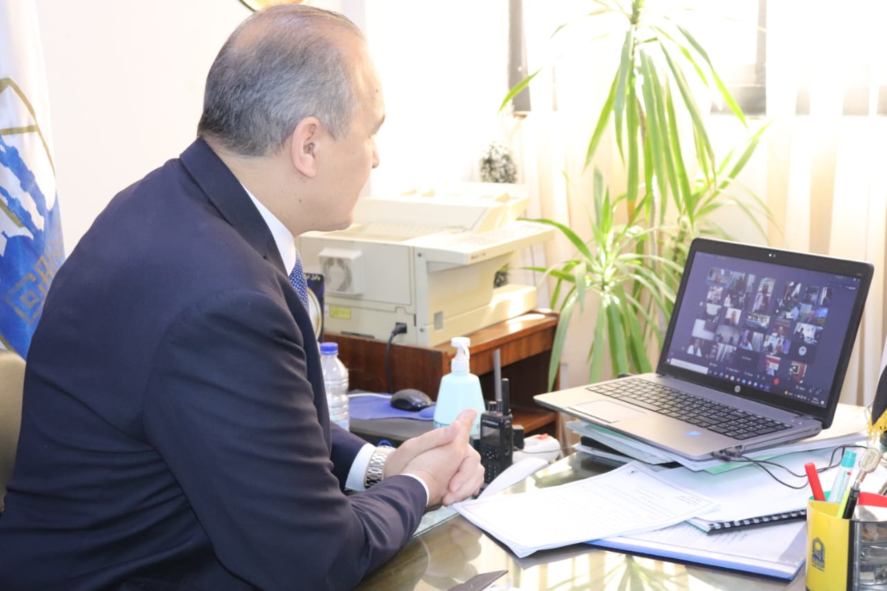 مدير تعليم القاهرة يجتمع بقيادات الإدارات عبر الفيديو كونفرانس..صور