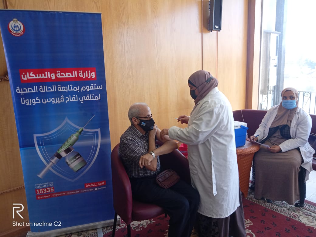 تلقى لقاح كورونا لاعضاء اتحاد المهن الطبية من اصحاب المعاشات