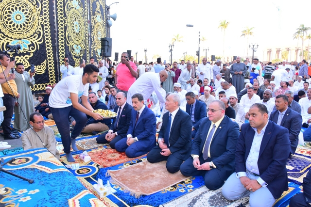 محافظ الاقصر يؤدى صلاة العيد بساحة أبو الحجاج 