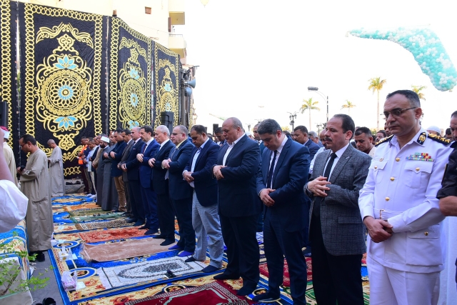 محافظ الاقصر يؤدى صلاة العيد بساحة أبو الحجاج 