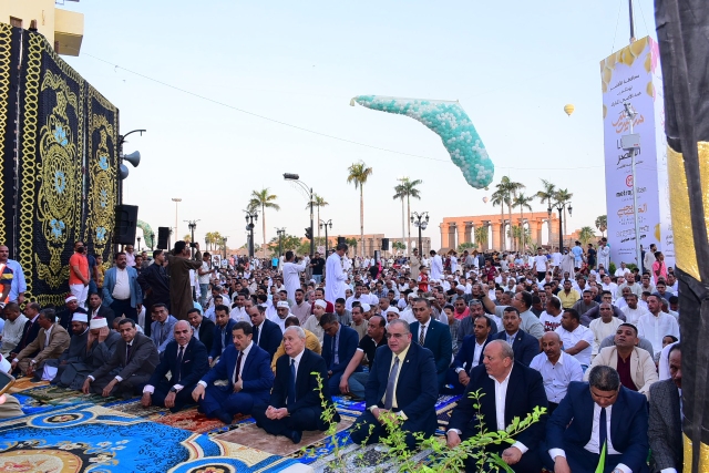 محافظ الاقصر يؤدى صلاة العيد بساحة أبو الحجاج 