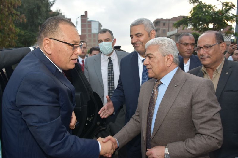 محافظ الشرقية ومدير الأمن يؤديان صلاة العيد بمسجد الفتح بمدينة ههيا   