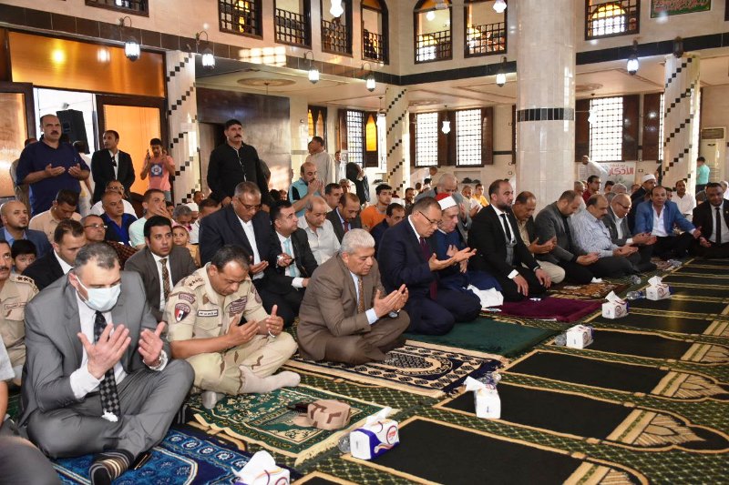 محافظ الشرقية ومدير الأمن يؤديان صلاة العيد بمسجد الفتح بمدينة ههيا   