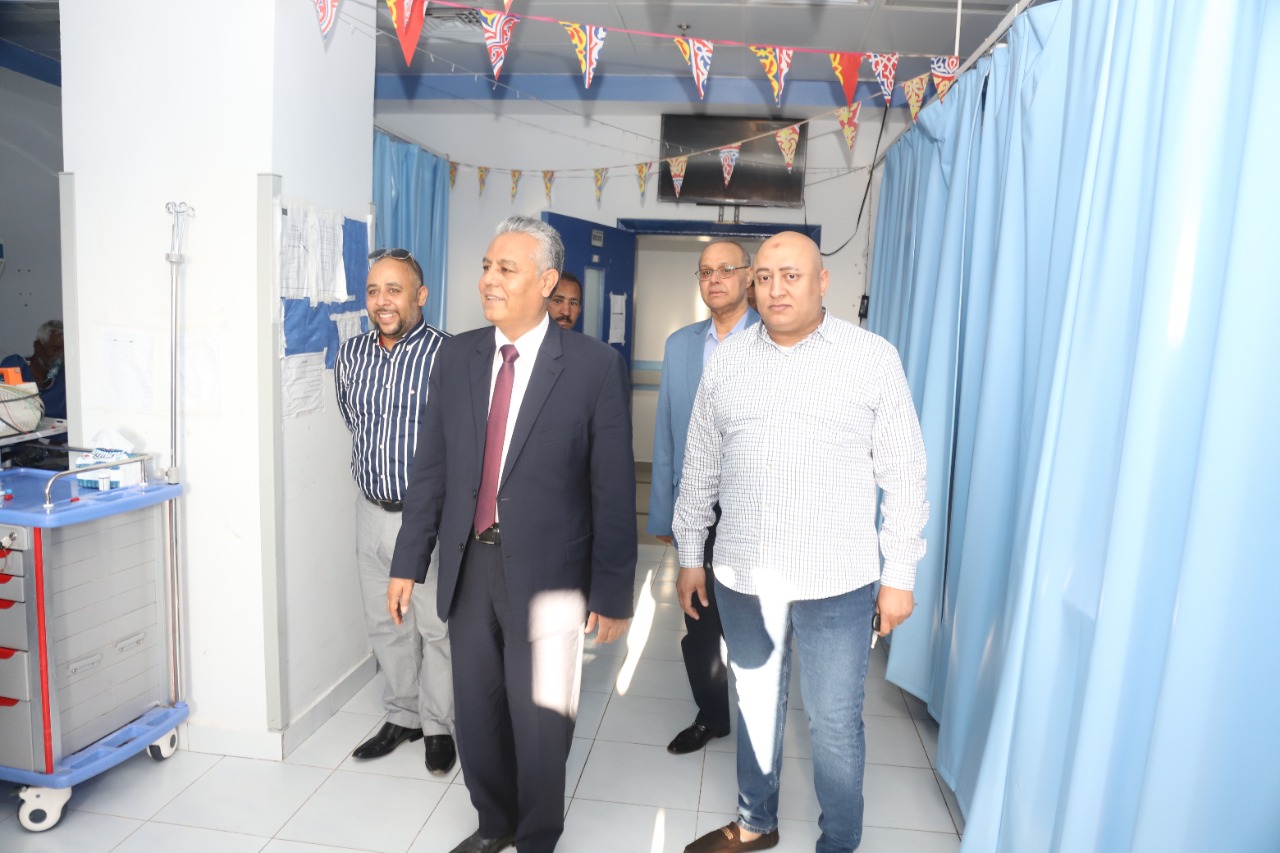رئيس جامعة جنوب الوادي يزور مرضى المستشفيات الجامعية لتهنئتهم بعيد الأضحى المبارك