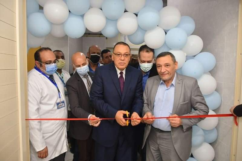 محافظ الشرقية  يزور المرضى ويفتتح منشآت طبية ونادى للعائلات