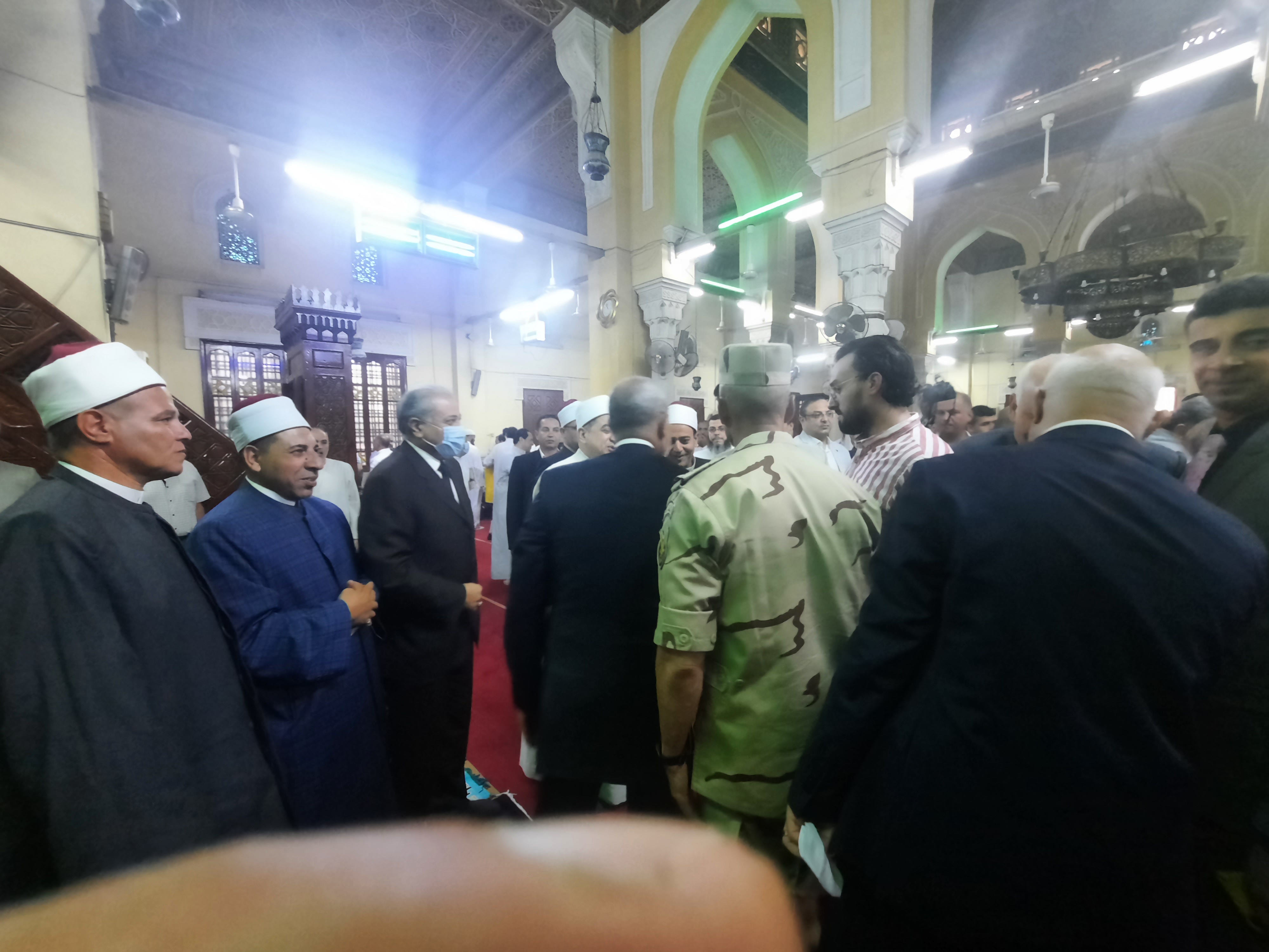 الهجان وسوسه يؤديان صلاة عيد الأضحى بمسجد ناصر ببنها