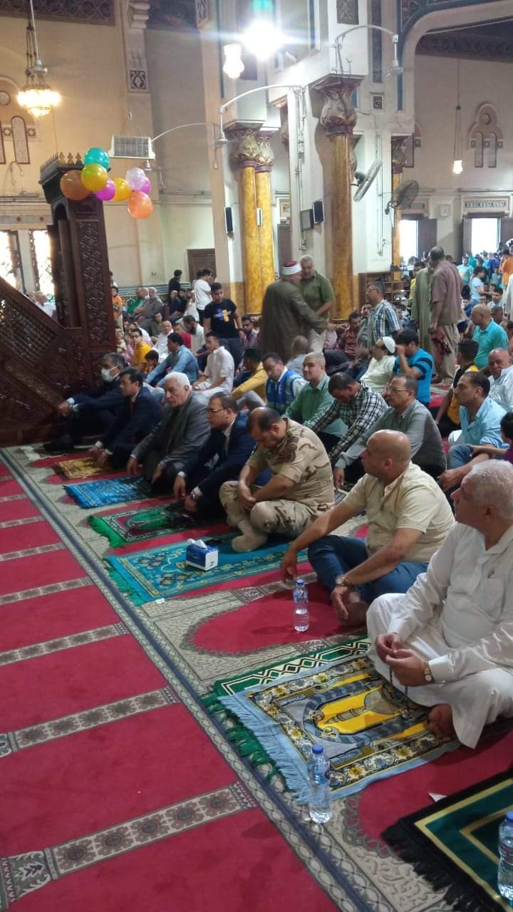 قيادات محافظة دمياط يؤدون  صلاة عيد الأضحى بمسجد البحر 