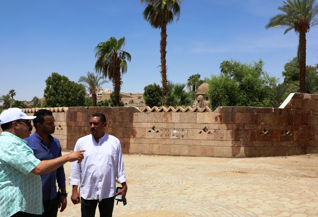 محافظ أسوان يوجه بتكثيف أعمال النظافة العامة وعدم المساس بالمواقع