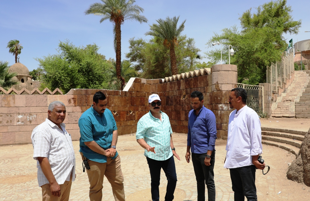 محافظ أسوان يوجه بتكثيف أعمال النظافة العامة وعدم المساس بالمواقع