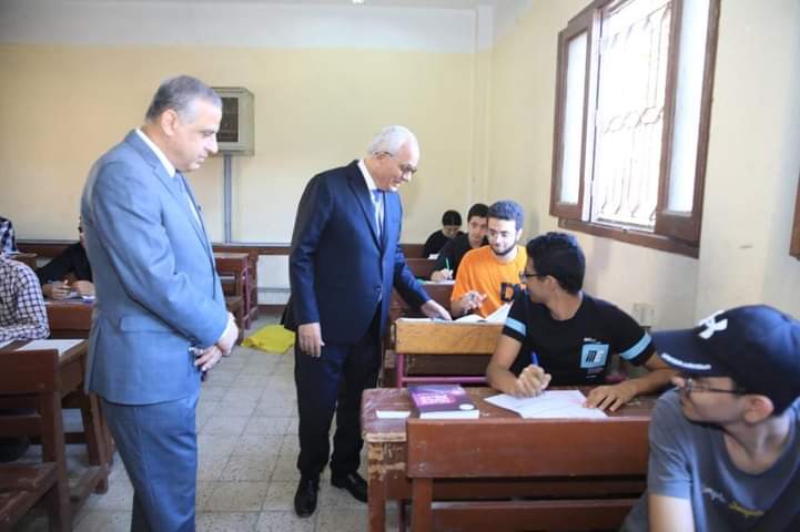 حجازى ومحافظ سوهاج يتفقدان امتحانات الثانوية العامه بأخميم 