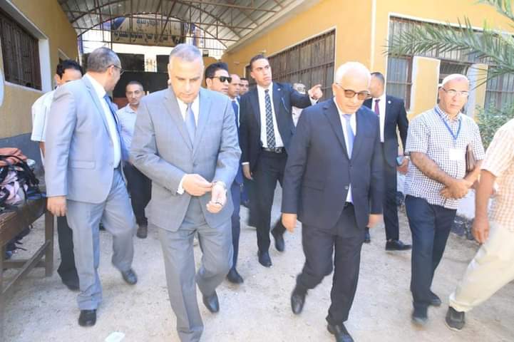 حجازى ومحافظ سوهاج يتفقدان امتحانات الثانوية العامه بأخميم 